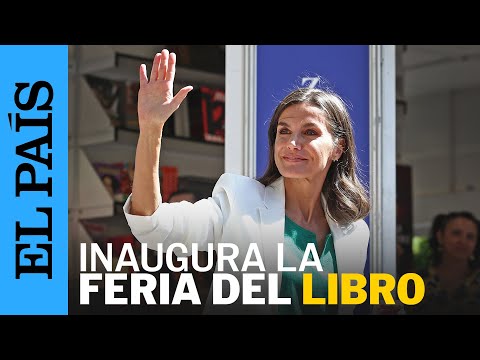 La reina Letizia inaugura la Feria del Libro de Madrid entre aplausos