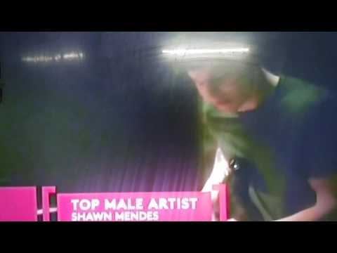 Drake gets the top male artist at the #bbma 2k17