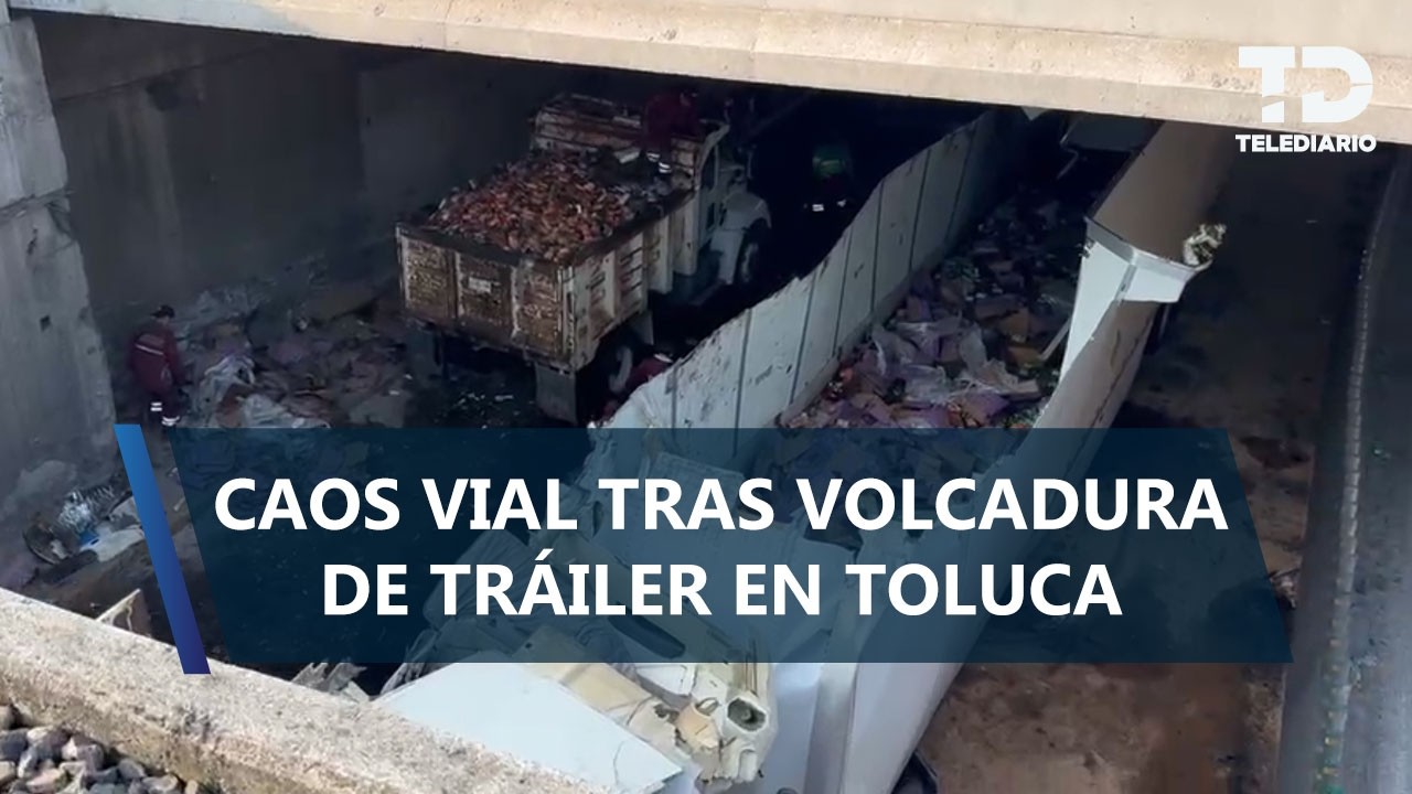 Tráiler con cargamento de refrescos vuelca por exceso de peso en Toluca