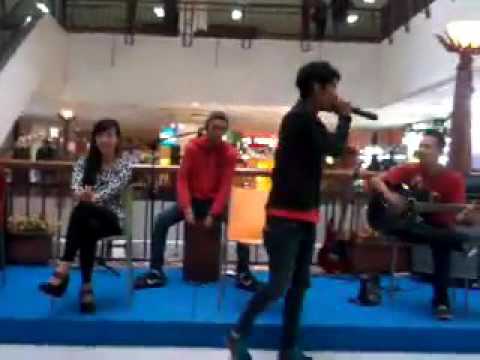 Alcoustic band perform @btc mall