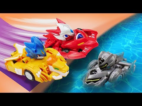 Tolle Spielzeugautos - Die Monkart Transformers spielen im Pool