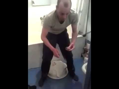 Мужик сел на банку и банка лопнула