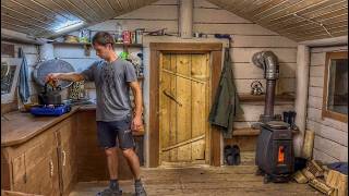 É um dia chuvoso na floresta de taiga siberiana, e a cabana de madeira está seca e quente.