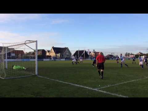 ASH-doelman Rik Verploegh stopt een strafschop van Martijn van Ingen van MVV'58