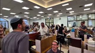 חזרתו של רן גואילי: ריקודים בהיכלי הישיבות (חדשות ערוץ 7) - התמונה מוצגת ישירות מתוך אתר האינטרנט יוטיוב. זכויות היוצרים בתמונה שייכות ליוצרה. קישור קרדיט למקור התוכן נמצא בתוך דף הסרטון