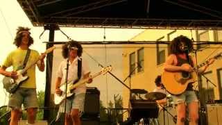 E. L. nO. Performing a cover of E.L.O.&#39;s &quot;Livin&#39; Thing&quot;