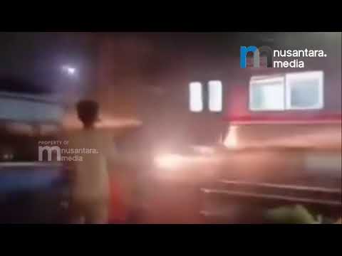 Ngeri! Minibus Toyota Innova Ringsek Tertabrak KRL di Bogo