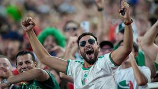 Argelinos celebran tras un empate dramático que asegura el pase a octavos del Mundial