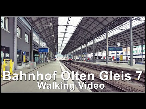 Spaziergang beim Perron 7 und Bahndurchsagen beim Bahnhof Olten, Kanton Solothurn, Schweiz 2022