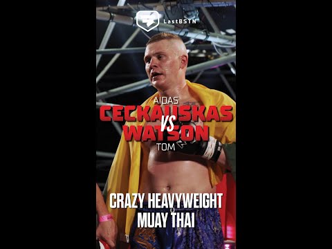 INSANE HEAVYWEIGHT KNOCKOUT!! 😱 Springing Knee to the face! #shorts