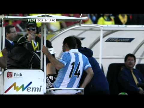 Unfassbarer Platzverweis! Javier Mascherano tritt Helfer | WM-Qualifikation