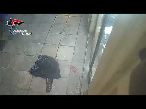 Pestaggio in pieno centro a Palermo: le immagini riprese dalle telecamere di sorveglianza – VIDEO Pestaggio in pieno centro a Palermo: le immagini riprese dalle telecamere di sorveglianza – VIDEO