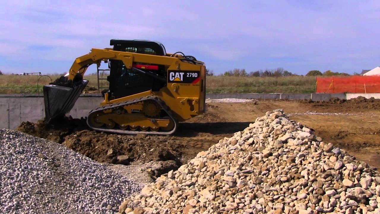 Cat® Buckets for Compact Loaders at Work