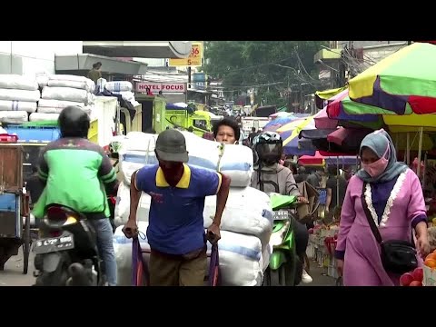 印尼先為工人接種疫苗 希望經濟復甦 (Indonesia vaccinates workers first hoping for economic recovery)