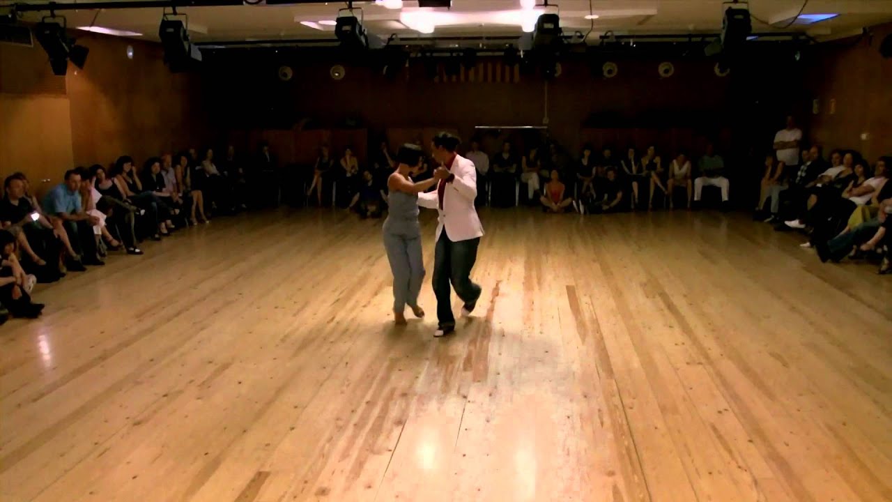 Stathis y Liza Lebedeva bailan en Milonga Grata de Barcelona