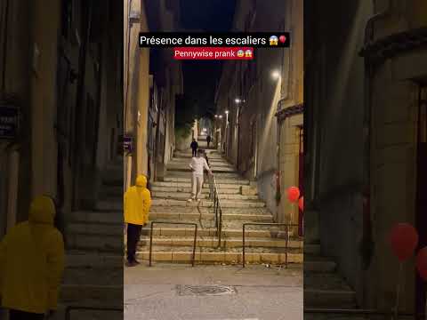 Présence dans les escaliers | Pennywise prank 😱🎈#pennywise #it #horreur #cameracachée #prank