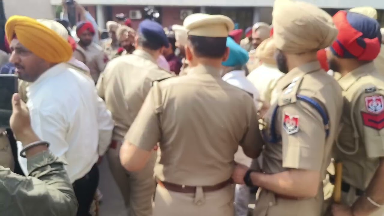 ਪੰਜਾਬ ਖੇਤੀਬਾੜੀ ਯੂਨੀਵਰਸਿਟੀ ਦੇ ਮੁਲਾਜ਼ਮਾਂ ਦੁਆਰਾ ਇਕ ਮੁਲਾਜ਼ਮ ਦੀ ਗਿ੍ਫਤਾਰੀ ਖਿਲਾਫ ਪ੍ਰਦਰਸ਼ਨ ਪਿਛੋਂ ਪ੍ਰਦਰਸ਼ਨਕਾਰੀ ਨੂੰ ਕੀਤਾ ਪੁਲਿਸ ਨੇ ਗ੍ਰਿਫਤਾਰ