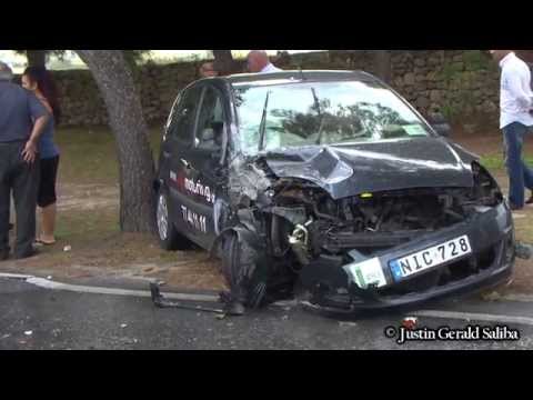 Taħbat waqt li qed titgħallem issuq il-karozza