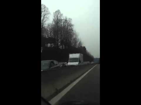 La lunga coda in autostrada per entrare a Varese