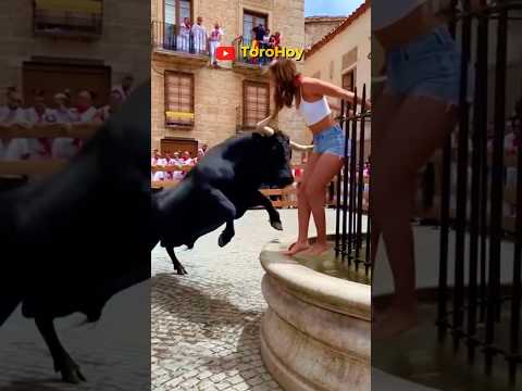 💧🐂 3 CHICAS VALIENTES frente al toro… ¡Subidas a la fuente del pueblo! 😱🔥