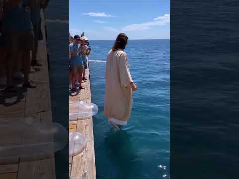 JESUS ANDOU SOBRE AS ÁGUAS… E ELE TAMBÉM PODE ACALMAR A SUA TEMPESTADE 🙏 #jesus