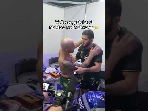 Volkanovski congratulated Makhachev backstage after #UFC294 🤝 (via UFC)