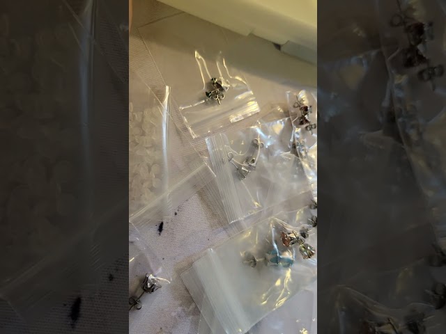 Vídeo relacionado con Voarge 6 Pieza Oreja Piercing Gun, desechables estériles de seguridad de la oreja de la nariz Piercing Gun Kit indoloro Auto-Perforación Herramienta(Transparente)