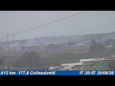 Le immagini riprese dalla webcam di Autostrade per l'Italia sulla A12 nel punto dell'incendio