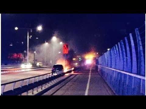 Singelolycka i centrala Stockholm – bil började brinna