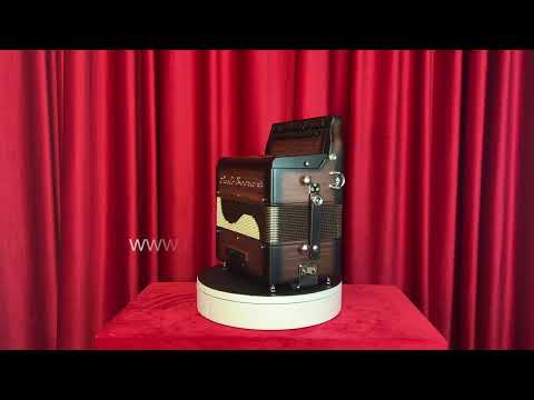 Paolo Soprani mod. Saltarello 8, 21 bottoni, 8 bassi, 3 voci. Tonalità SOL/DO (G/C), col. BROWN