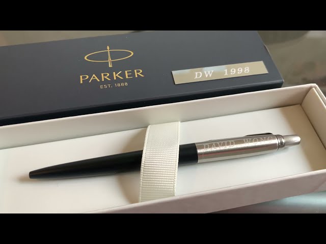 Vídeo relacionado con Bolígrafo personalizado de metal negro satinado de primera calidad + caja de regalo | Diseñe un regalo realmente único | Grabado con láser (Tinta azul)