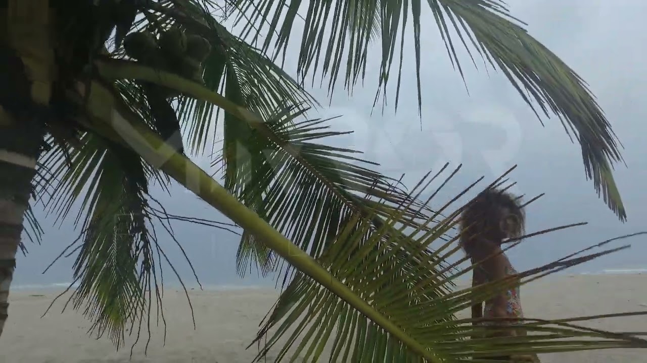 Mujer afro en playa de Colombia P3
