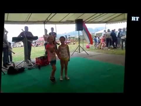 Marijana i Branka Lazarević-Majka kuju vezala za žicu