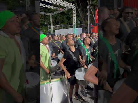 Emoção na Largada do Império Serrano, lindo ver esse amor por essa Escola gigante. Avante Império!