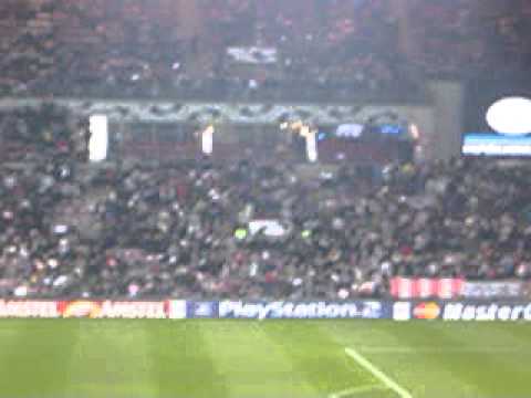 Guus Meeuwis zingt voorafgaand aan PSV - Deportivo La Coruna