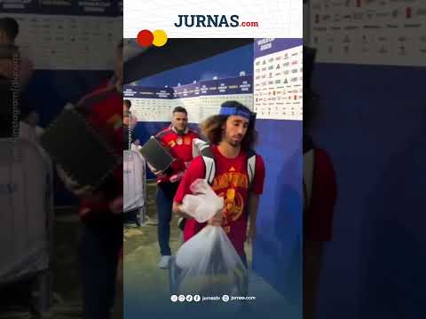 Marc Cucurella Bawa Pulang Trofi Piala Dunia Pakai Plastik