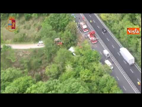 Si ribalta bus turistico vicino Siena, morta una donna e 31 feriti. Le riprese aeree del luogo