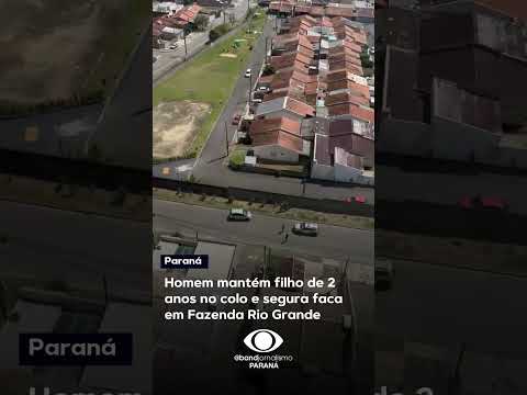Homem mantém filho de 2 anos no colo e segura faca em Fazenda Rio Grande