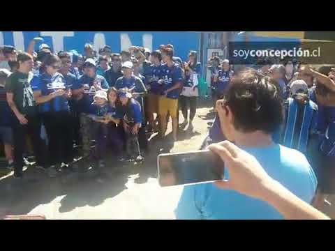 "Hinchas de Huachipato se despidieron de Omar Merlo tras su partida a Sporting Cristal" Barra: Los Acereros • Club: Huachipato