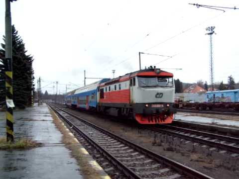 749 008 na čele os.9057 - Praha Krč - odjezd - 20.11.2010.