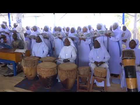 Tukuwa ekitiibwa mu ggulu katonda - Ggogonya Sisters Choir