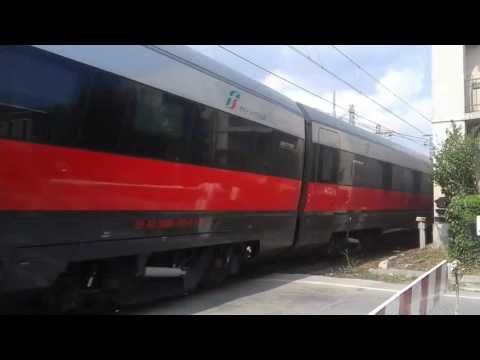 Treni al passaggio a livello di Via Bezzecca (PD)