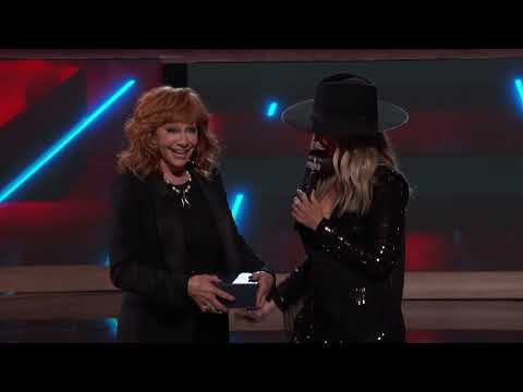 Reba Invites Lainey Wilson to Become an Opry Member