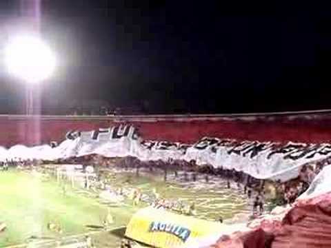 "bandera nueva santa fe contra nacional" Barra: La Guardia Albi Roja Sur • Club: Independiente Santa Fe