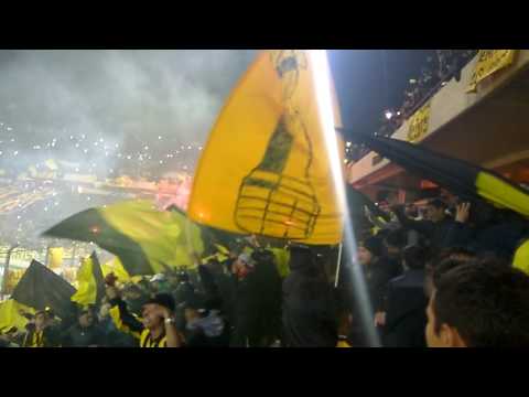 "Recibimiento y Entrada de Los Bombos Peñarol Vs Palmerias Copa Libertadores 2017" Barra: Barra Amsterdam • Club: Peñarol