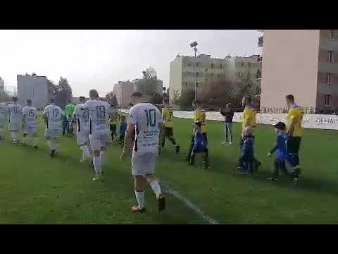 2022.10.15. Chłopcy wyprowadzają seniorów na mecz KSO - Naprzód Stare Babice