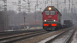 Тепловоз 2ТЭ25КМ-0289 с грузовым поездом на подходе к станции Щербинка.