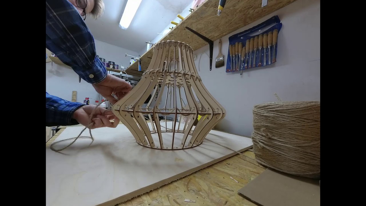 Drewniana lampa sufitowa w stylu skandynawskim - montaż