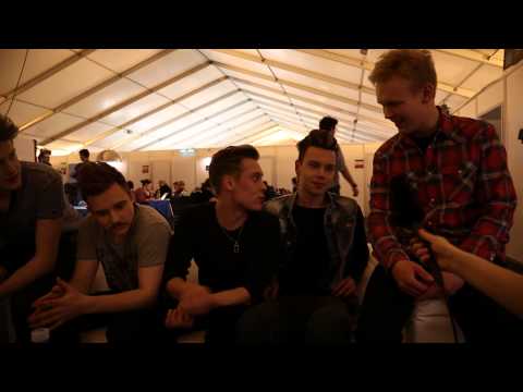 BACKSTAGE Which one is the funny one in the boyband? (Softengine interview)