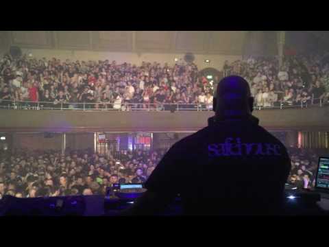 Carl Cox plays 'Fabio Neural - Black Widow' @ Albert Hall - Manchester 2016